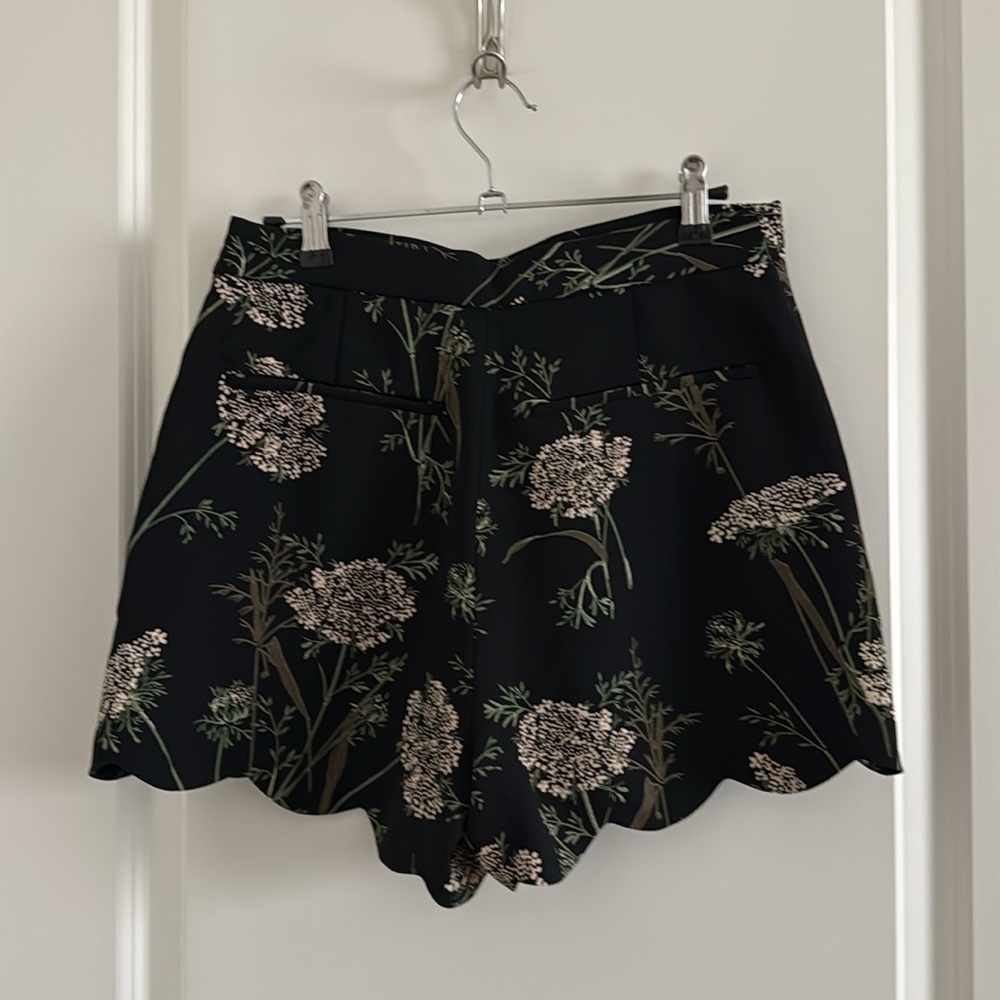 Aritizia Wilfred Scalloped Short - Black / Floral (8) - Picture 6 of 7